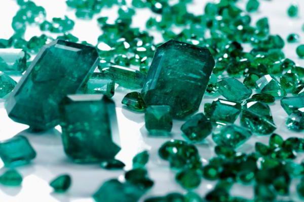 зеленые драгоценные и полудрагоценные камни