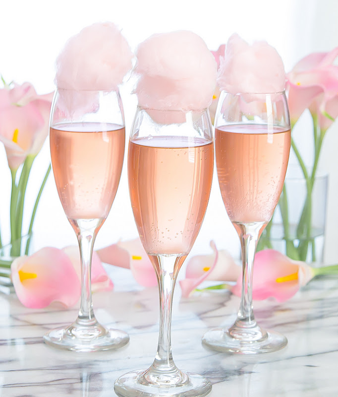 Розовое шампанское в бокалах