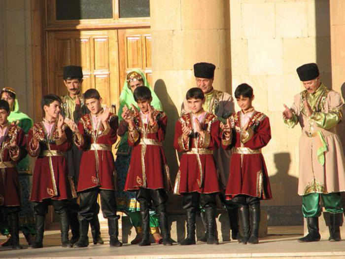 Азербайджанцы в национальных костюмах
