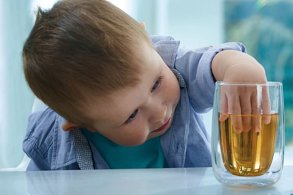 Kid playing with compote