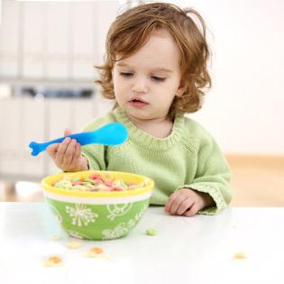 how to teach a child to eat with a spoon