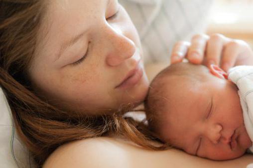 почему новорожденный вздрагивает во сне 
