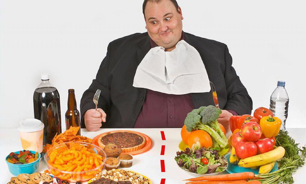 Мужчина на столе с едой