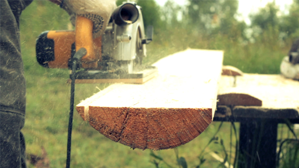 worker with electric saw