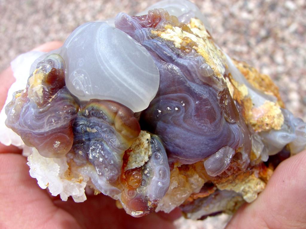 Agates in nature