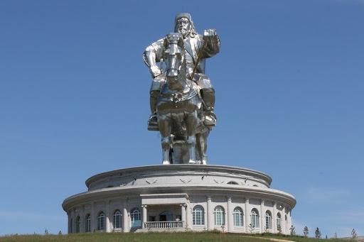 чингисхан в монголии памятник