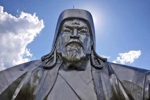 памятник чингисхану монголия фото
