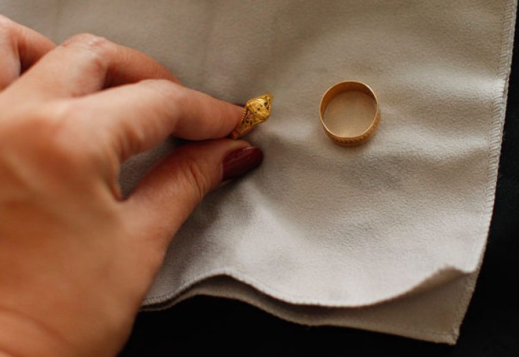 как почистить золото с помощью ткани