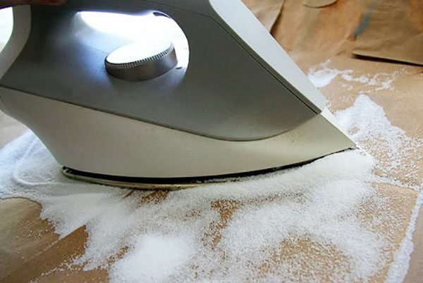 как почистить утюг с помощью соли