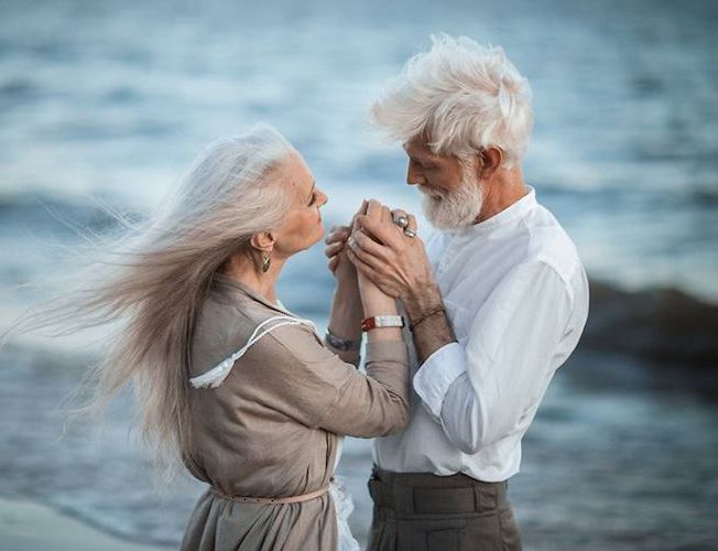 пожилая влюбленная пара