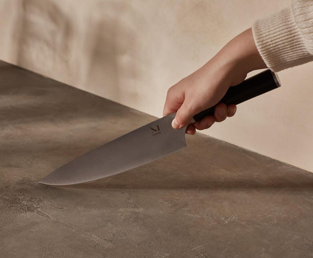 Сон заточка. Кухонный нож в женской руке. Кухонный нож большой в руке.