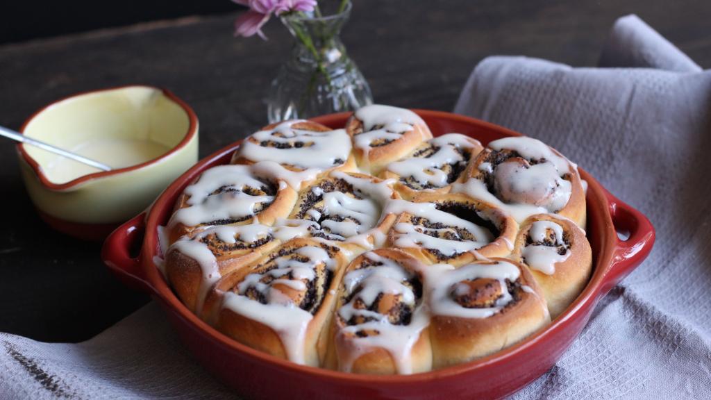 buns with poppy seeds