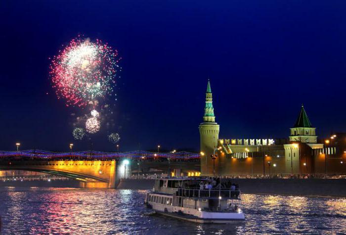 walks on the Moscow river on the water bus