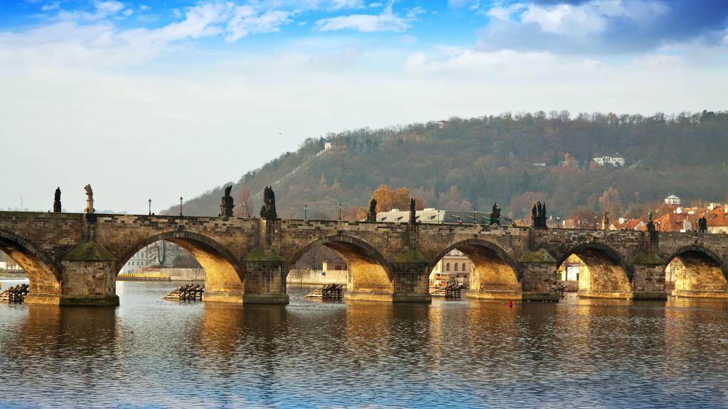 Готический мост, построенный в Средневековье