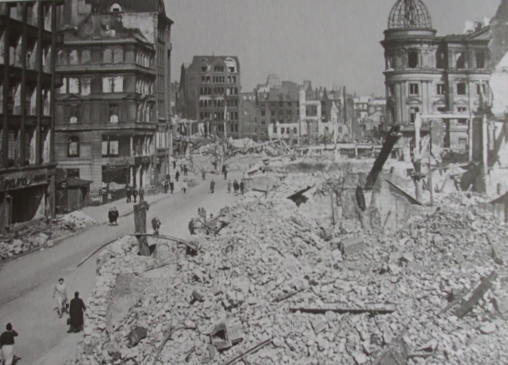 Разрушения после бомбардировок 1943 года