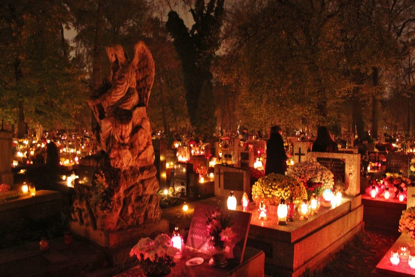 Ритуал на кладбище фото