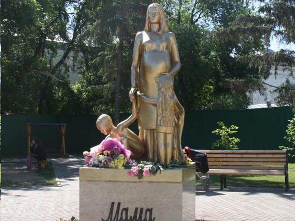 памятник маме в тюмени 