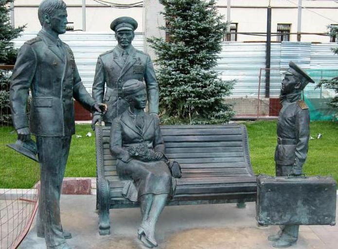 monument officers on the Frunze embankment