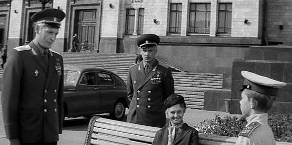 monument to officers on Frunze embankment photo