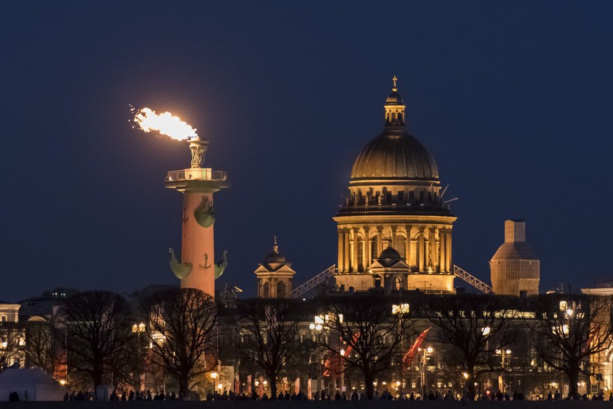 Ростральные колонны санкт петербург фото с огнем