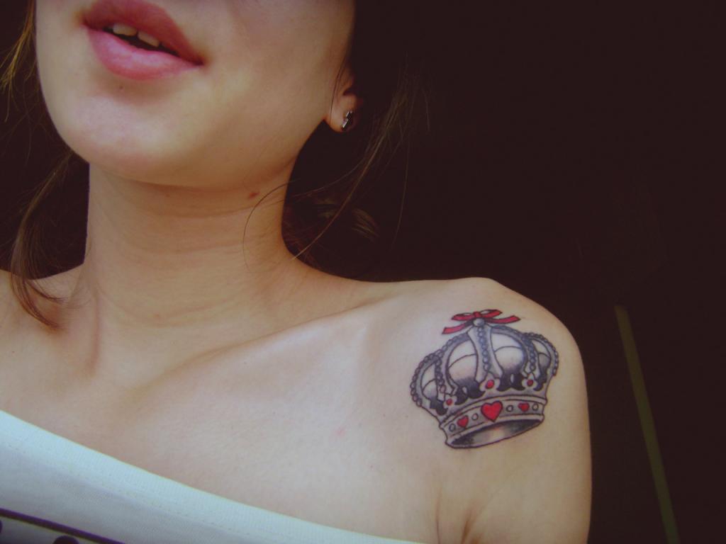 татуировка на левом плече у женщины