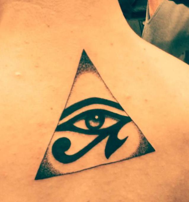 тату пирамида с глазом на мужской спине