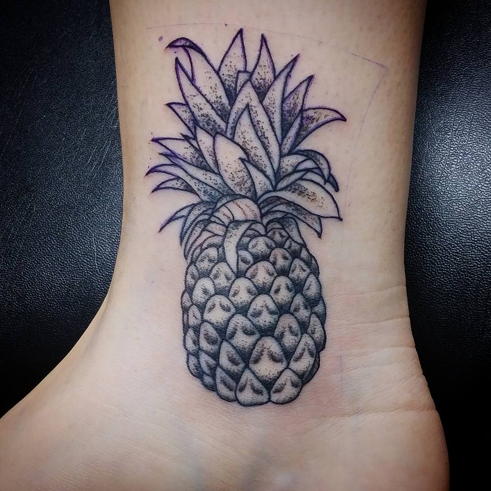 татуировка ананас.