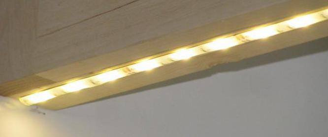 Подсветка с розеткой для кухни под шкафы