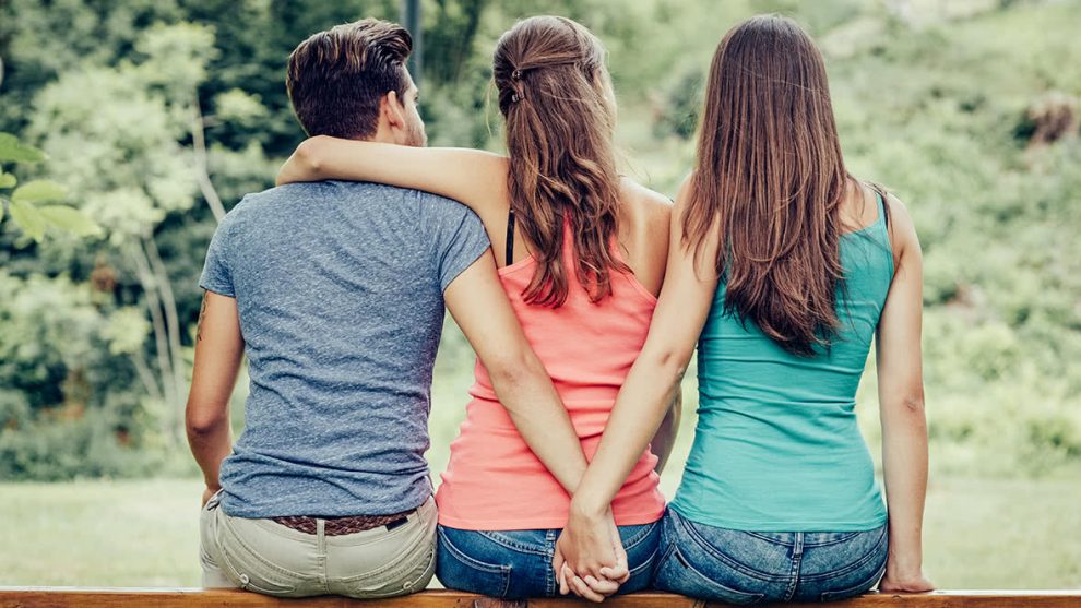 Муж сидит на сайтах знакомств: что делать, как реагировать, поиск причин, советы и рекомендации семейных психологов