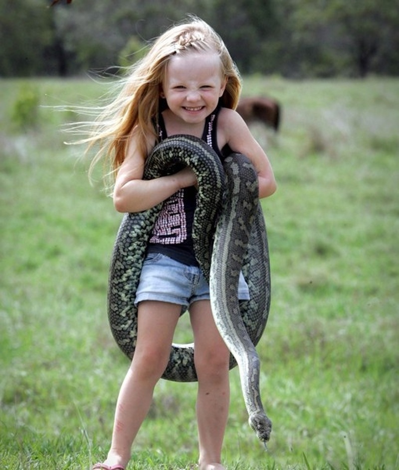 Девочка змейка. Девочка змея. Смелая девочка. Дети со змеями. Змеи для детей.