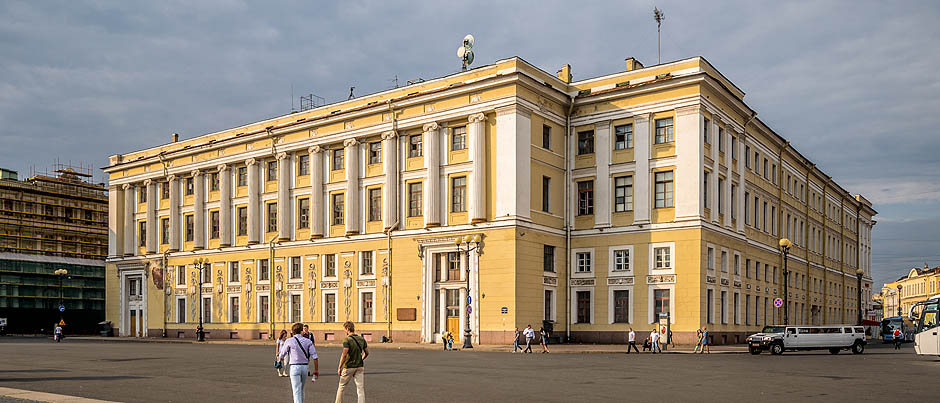 Здание штаба в городе Санкт-Петербурге.