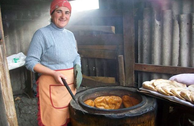 Как выпекают традиционное грузинское лакомство.