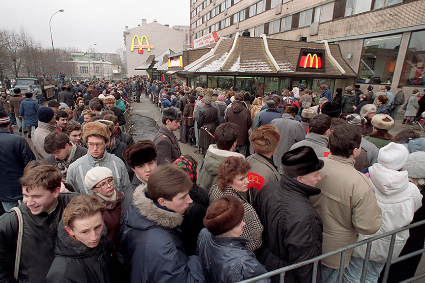 очередь в первый макдональдс в москве