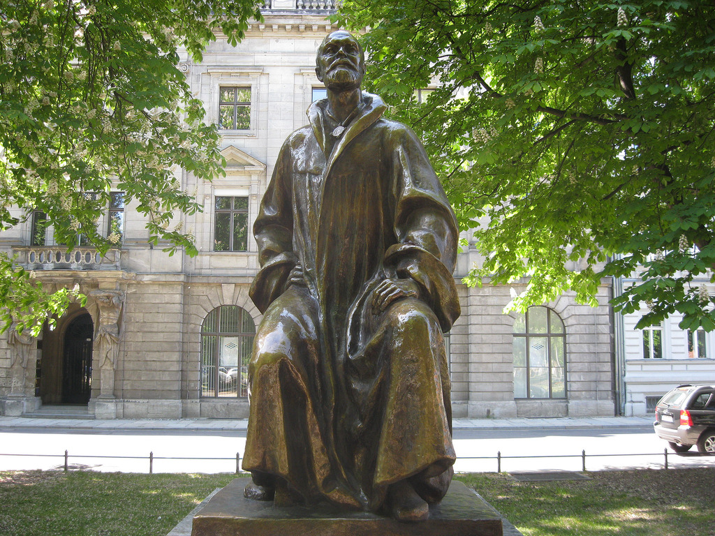 Памятник Эмилю Фишеру в Берлине