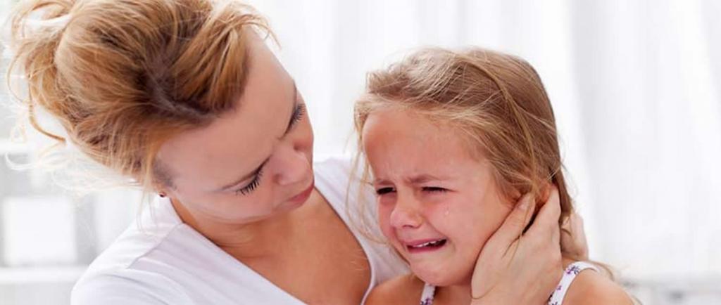 Синдром детских патологических страхов. Малыш плачь уха болею. Фото детей с больными ушами. Болят уши у детей в самолете
