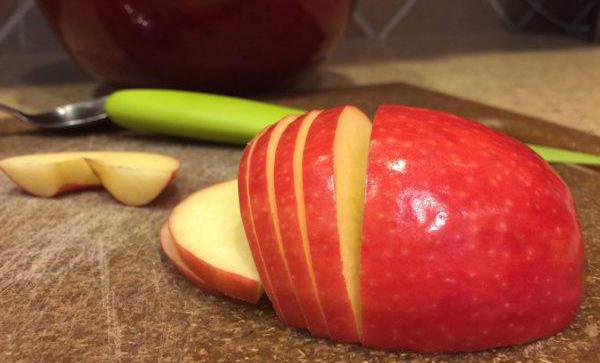 рулет из слоеного теста с яблоками 