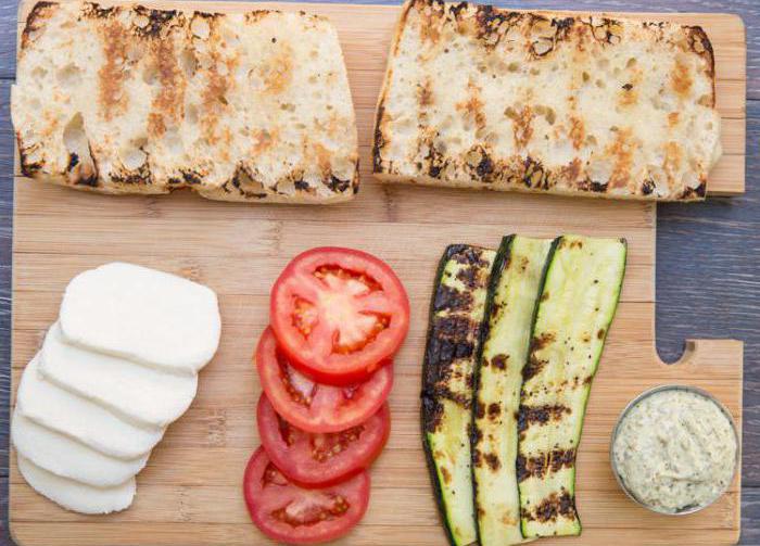 sandwiches with zucchini and tomatoes