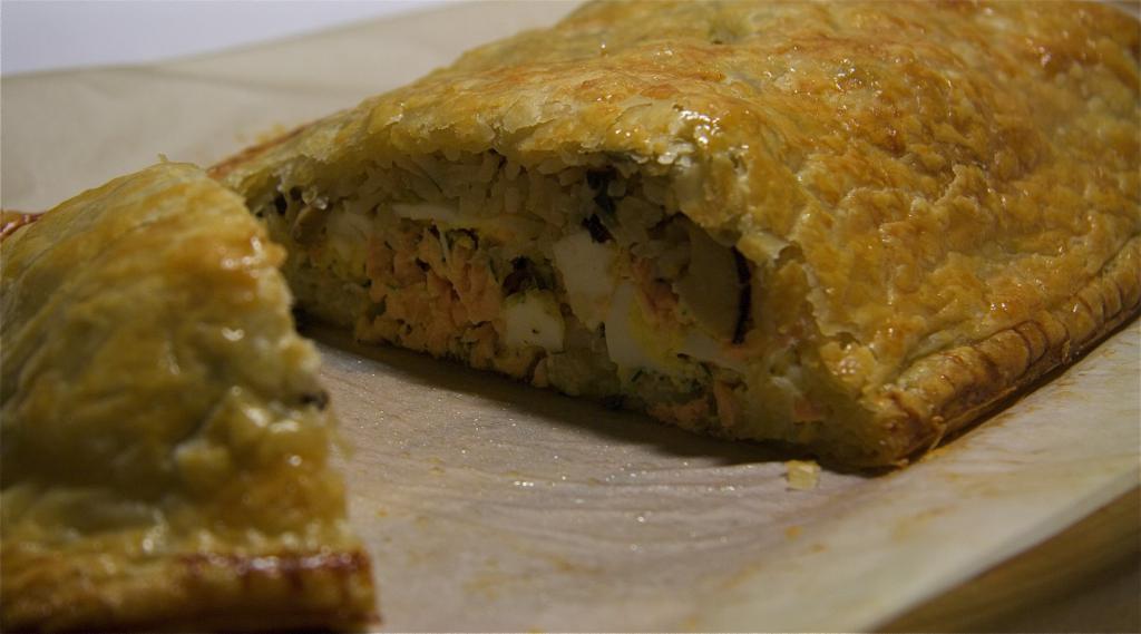 Пирог с рыбой в духовке из дрожжевого теста пошаговый рецепт фото