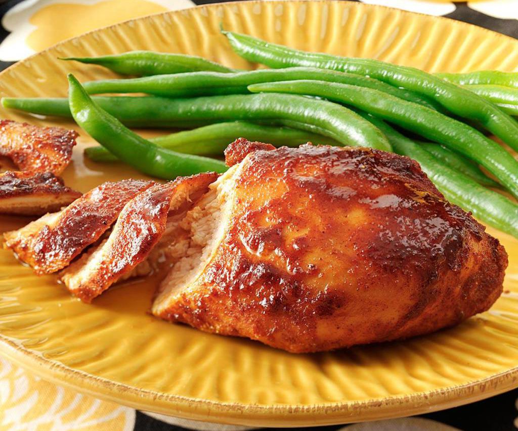 Печень цыпленка на сковороде. Сочная жареная курица на сковороде. Сочная куриная грудка на сковороде. Грудка куриная сочная и мягкая на сковороде. Курица барбекю на сковороде.