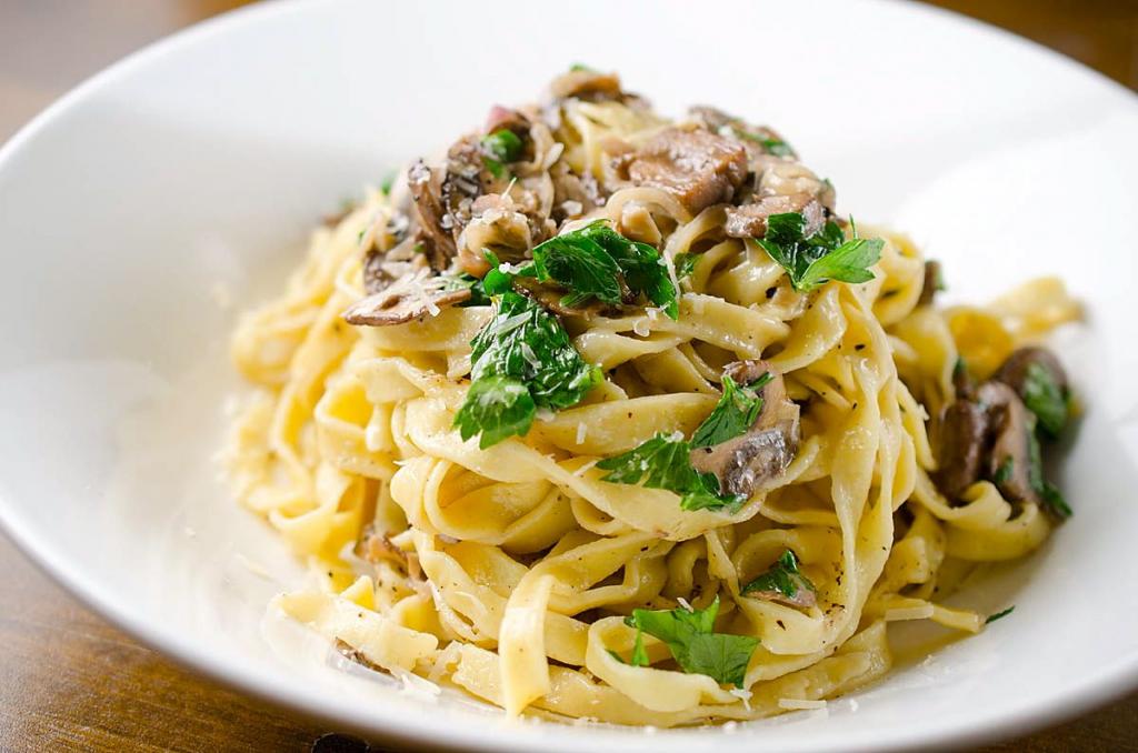 Рецепт спагетти с грибами в сливочном соусе с фото пошагово в