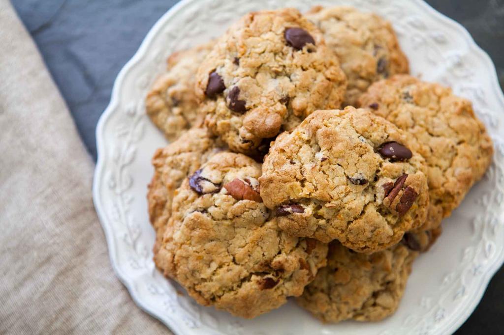 recipe with photo of oatmeal cookies with chocolate