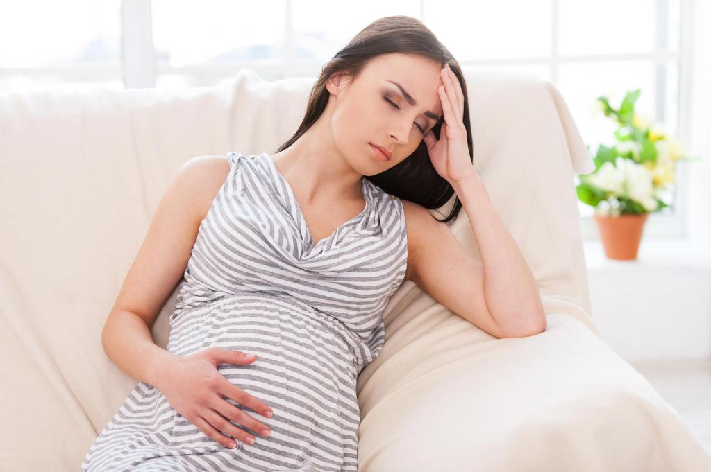 беременная женщина сидит