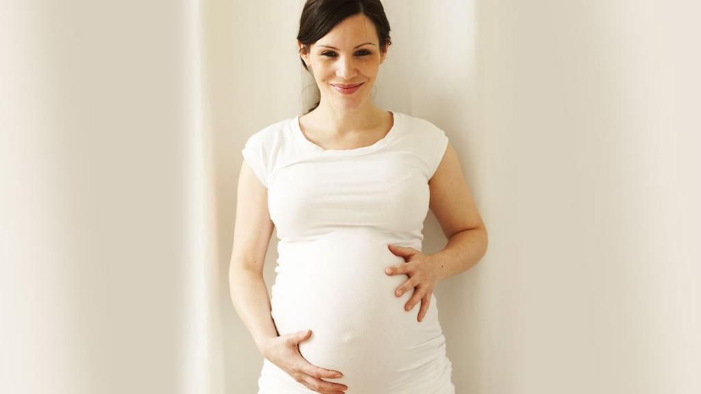 беременная женщина стоит