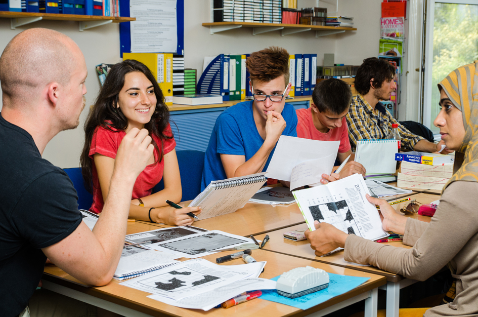 Student grades. Занятия английским. Человек изучает английский. Преподавание иностранного языка. Человек изучает иностранный язык.