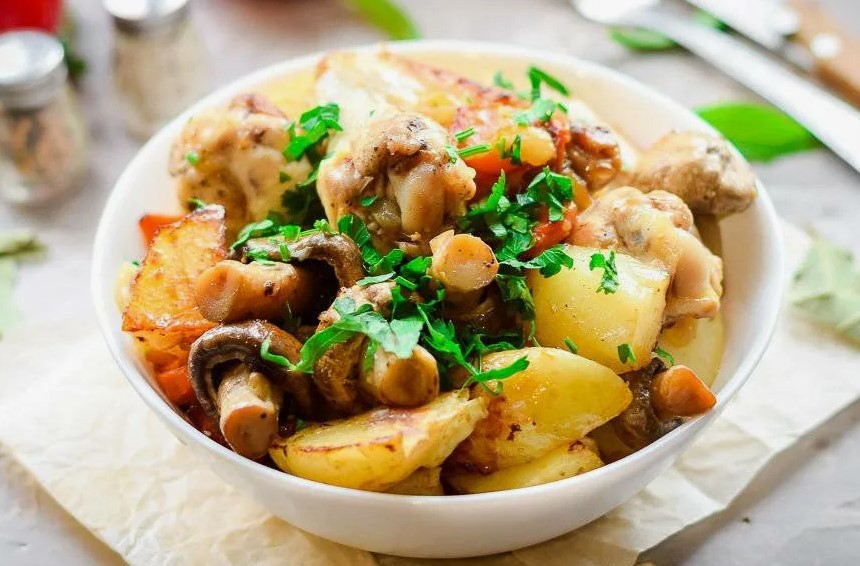 Картофель с грибами в мультиварке. Картошка с курицей и грибами. Картофель с шампиньонами. Тушеная картошка с шампиньонами. Картошка с индейкой и грибами.