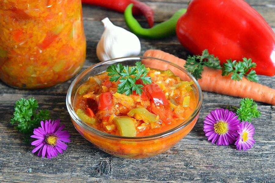 Зимний салат из болгарского перца на зиму. Салаты на зиму. Салат из перца на зиму. Салат из перца и моркови. Болгарский салат на зиму.