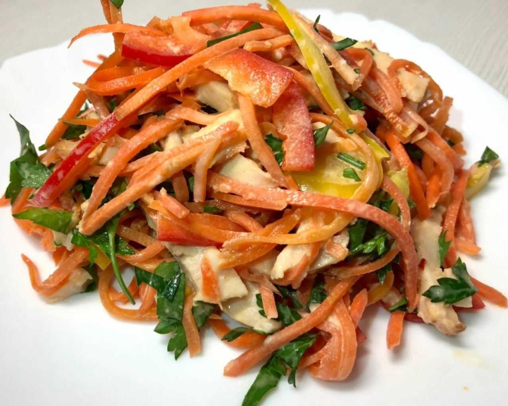 Салат из корейской моркови, копченой курицы и перца