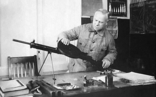 Советский конструктор Василий Дегтярев.