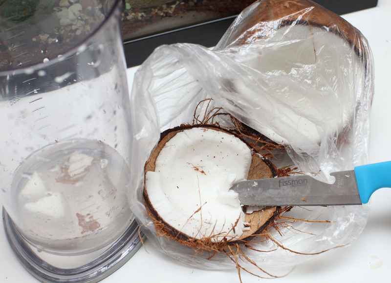 как распилить кокос пополам