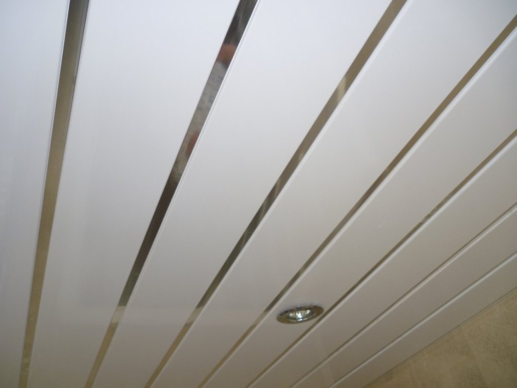 Пластиковый потолок пвх. Панели потолочные пластиковые. Пластиковые панели для потолка. Потолок из пластиковых панелей. Потолочные панели ПВХ для ванной.